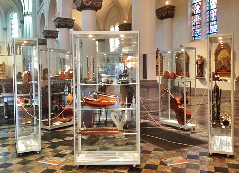 Een selectie van de muziekinstrumentencollectie in de kerk van Blankenberge