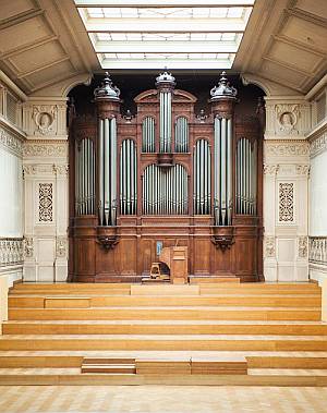 De concertzaal met het orgel van Cavaillé-Coll