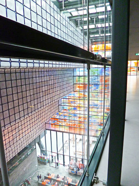 Het imposante gebouw van Beeld en Geluid in het Hilversumse Mediapark: kantoren rechts, depot ondergronds en experience links