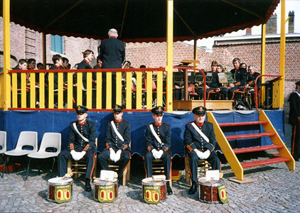 Het kioskconcert is voor veel verenigingen een vaste traditie (Harmonie Sint-Cecilia, Poperinge, 1988 - collectie Huis van Alijn, Gent)