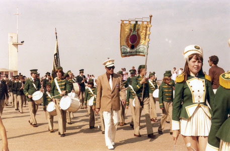 Met jeugdopleidingen, aantrekkelijke uniformen en majorettenkorpsen konden de verenigingen opnieuw een jong publiek aanspreken (Harmonie Moed en Vlijt, Kuurne - collectie Huis van Alijn, Gent)