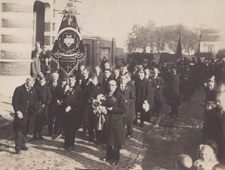 Koninklijke Fanfare De Verbroedering uit Erps voor het gemeentehuis van Erps-Kwerps bij de inhuldiging van het oorlogsmonument (1920) © Erfgoedhuis Kortenberg