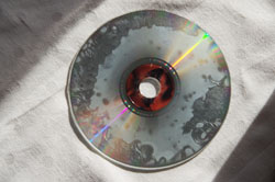 Ook de cd is vergankelijk (bron: https://commons.wikimedia.org/w/index.php?curid=46307089)